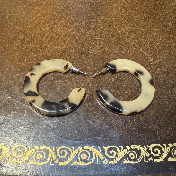 Tortoise Shell Hoop Earrings - Picture 3 of 3